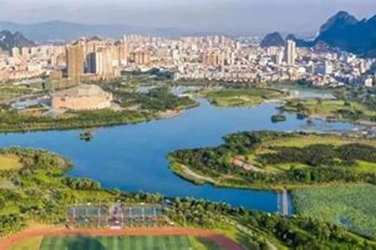 梦见死人只笑不说话是什么意思