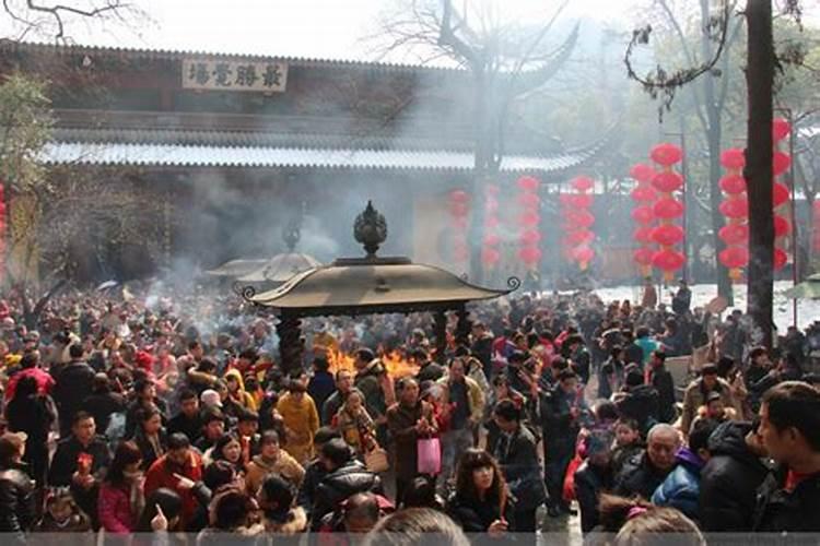 梦见死去的姥姥发丧并且已故的爸妈也在？