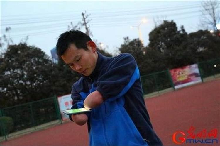 梦见一只无血的断手是什么意思
