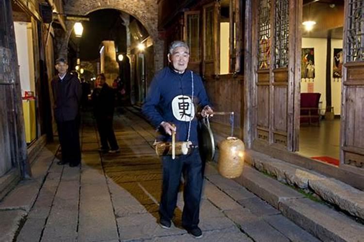 日坐伤官男命看配偶怎么样 伤官妻子怎么样