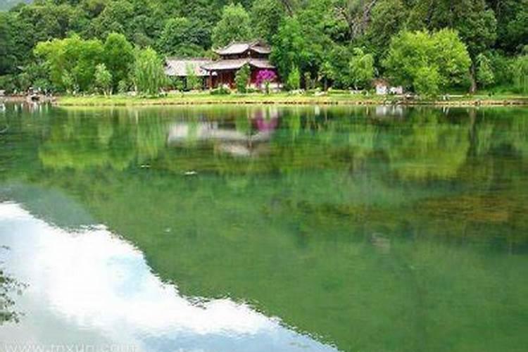 梦见很深的湖水好怕掉水里去