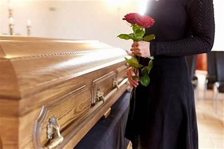 梦见我老公和其他几个人偷偷的抬棺材出去？