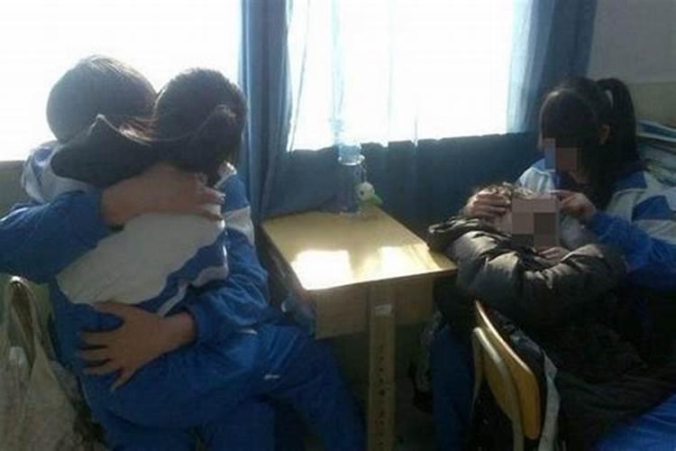 梦见初中男同学亲自己