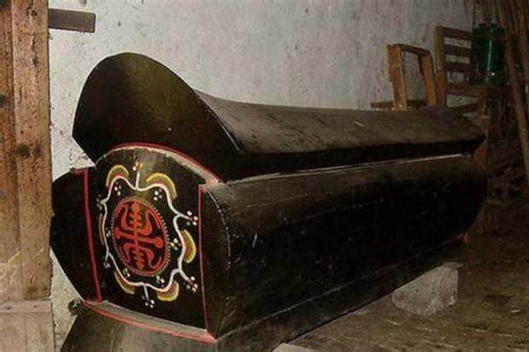 梦见死人从棺材里掉出来是什么兆头