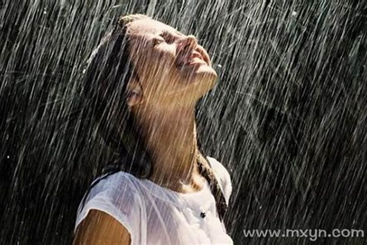 梦见抱孩子淋雨了的预兆