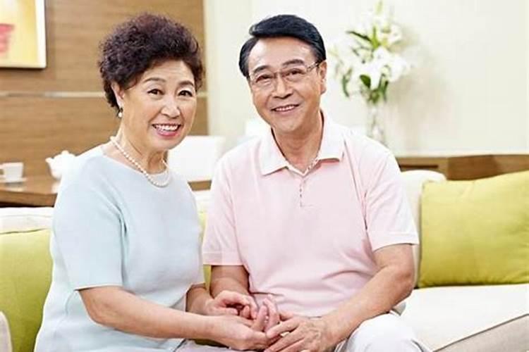 梦见和老人一起把绳子邦树上