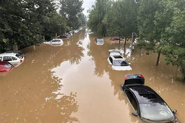梦见江水奔涌的预兆