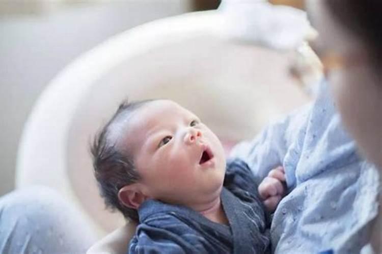 梦见抱小男孩是什么意思