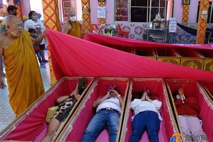 梦见活着的人死了躺在棺材里