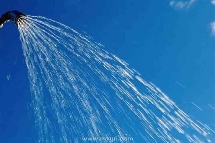 梦见好多水冲出一个地漏往一处流