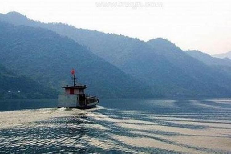梦见池塘中地漏水流