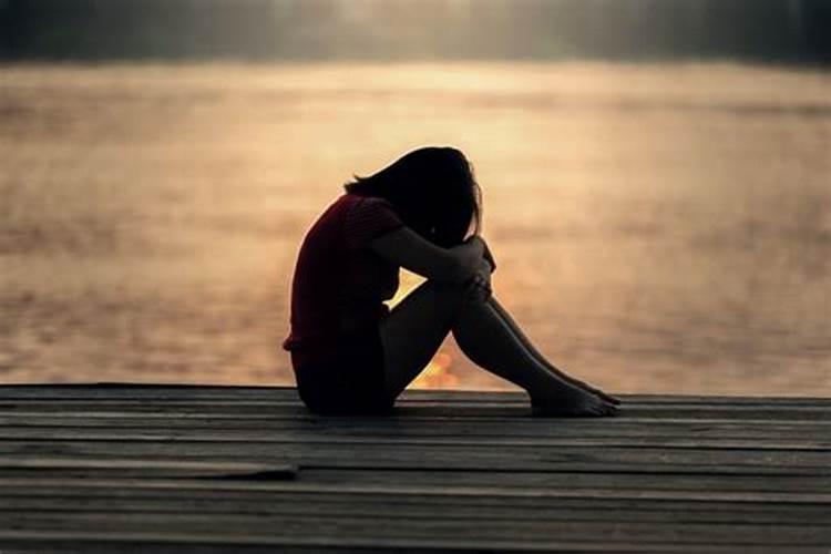 梦见和女人抱在一起哭