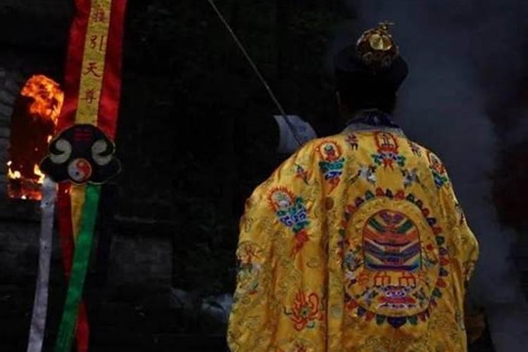 梦见山上有坟和送葬队伍的预兆