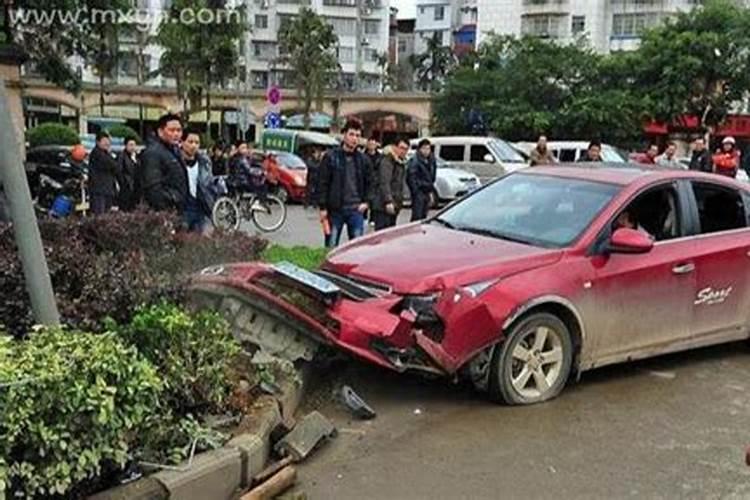 梦到出车祸要赔钱但是人没事