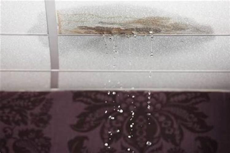 梦见下大雨屋顶漏水是何征兆
