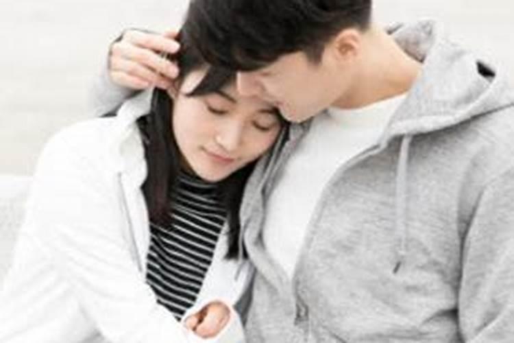 梦见跟女友一起吃饭,女友很不开心什么意思？