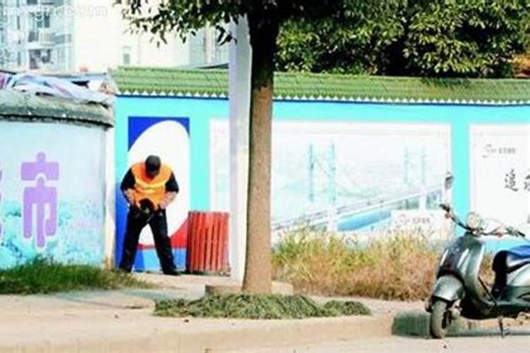 梦见上厕所被别人看见是什么意思？