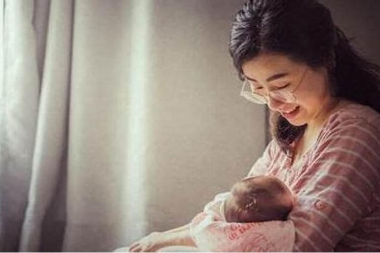 梦见自己生女儿还在喂奶什么意思？