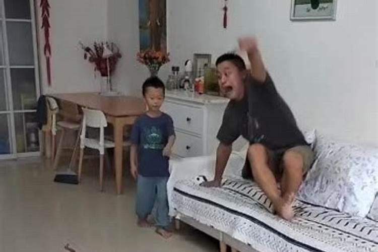 红色蛇进家里是什么预兆