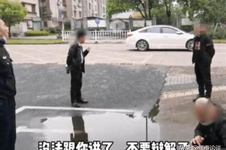 梦见一个陌生的女子对我笑