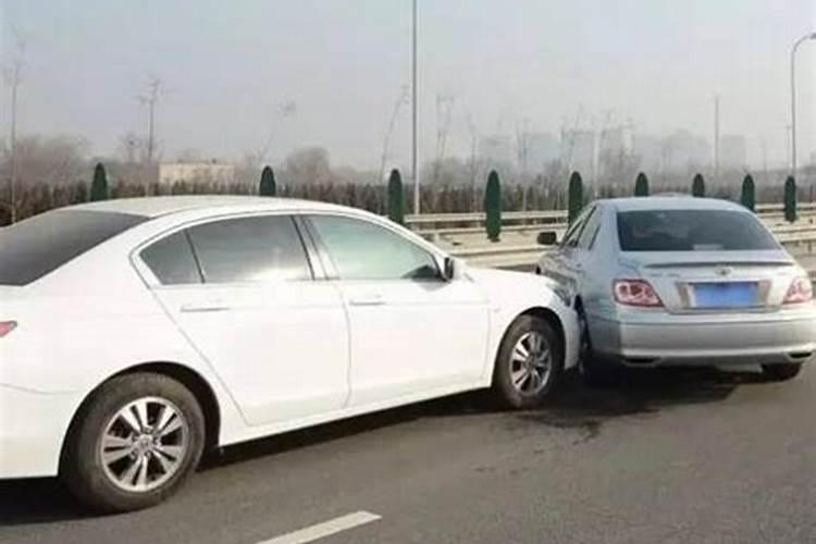 孕妇梦见开车剐蹭其他车