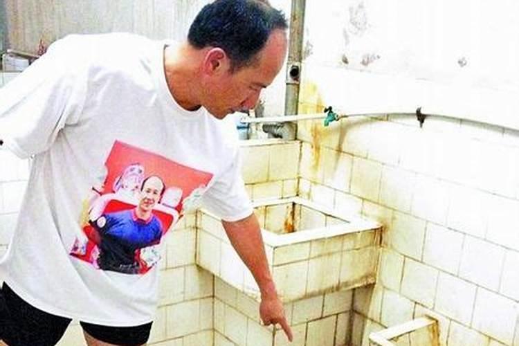 梦见臭气熏天的厕所是什么意思？