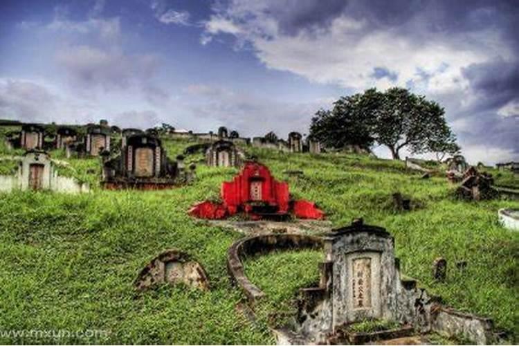 梦见坟地好多坟墓