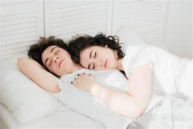 梦见和初恋女友在一起是什么意思