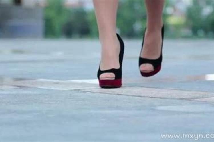 梦见老婆下身没穿裤子走路的预兆