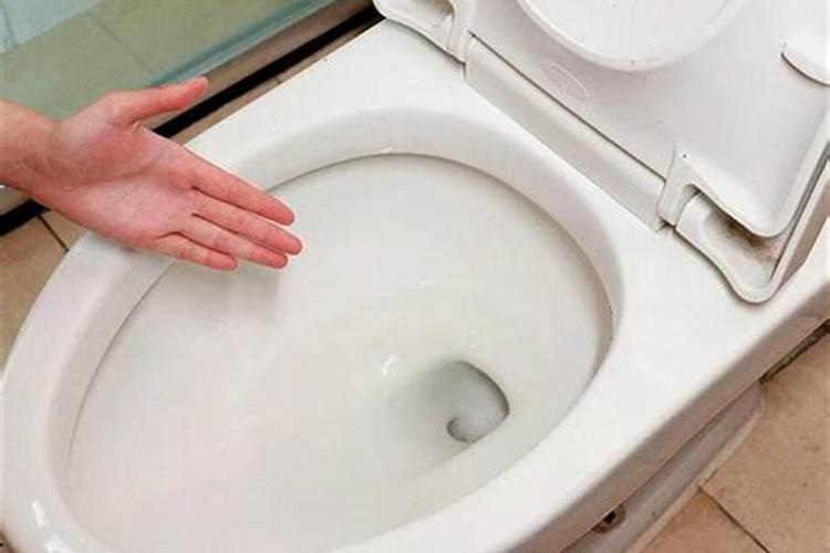 梦见厕所堵了自己疏通开了是什么意思？