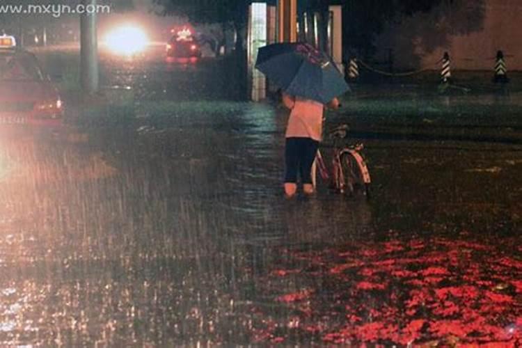 梦到下大雨涨大洪水会怎么样？