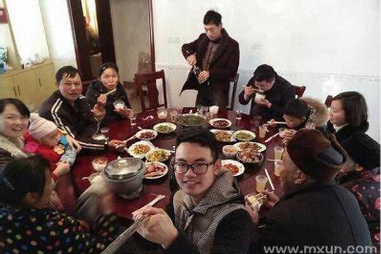 女人梦见好多人好热闹有什么暗示 女人梦见好多人好热闹的含义百度知 ...
