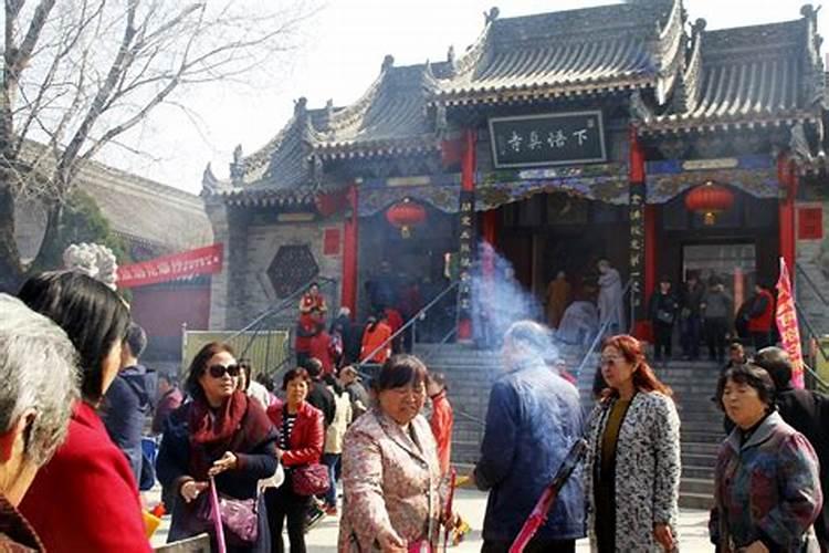 想给小孩取名,爸爸姓李妈妈姓侯,后面再加一个字。2012年正月初五...