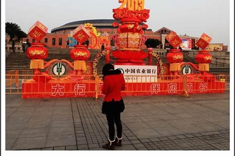 谁能帮我写一篇作文,题目是《临海的春节》得仿照小学六年级课文《北京的...