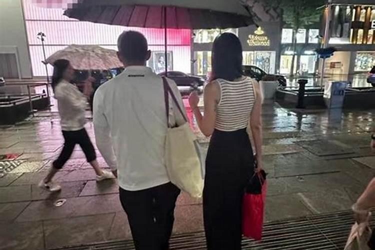 梦见离婚后的前夫又找到一个年龄小的媳妇是什么意思？