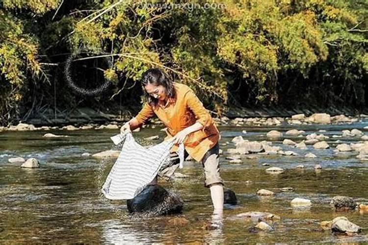梦见洪水冲走衣服的预兆