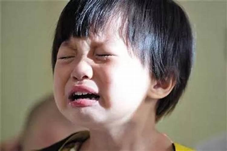梦见四五岁的小女孩哭着让我抱,我一抱就不哭了,我一放下来又哭,抱