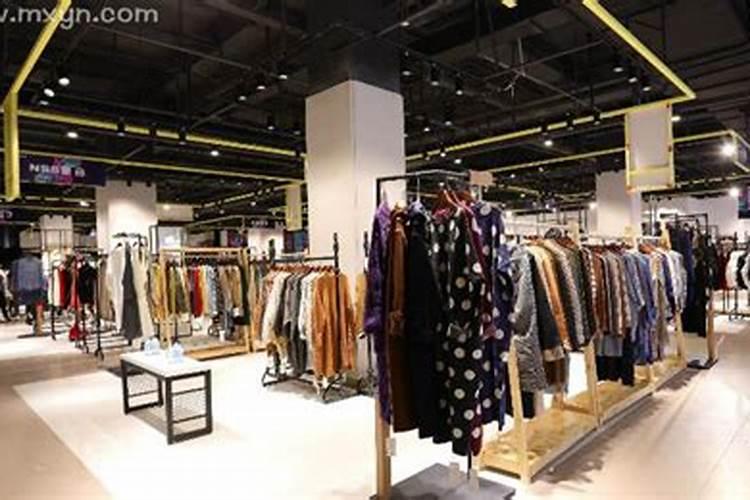 梦见很多衣服是什么兆头？