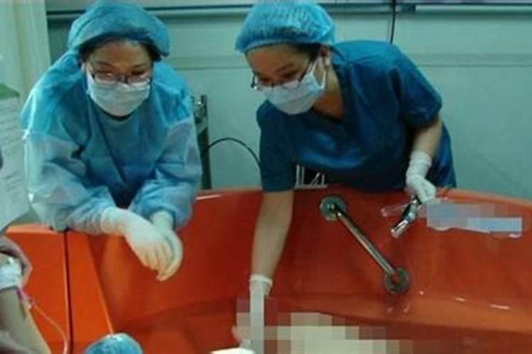 梦见自己正在分娩刚开始生出大便出来了