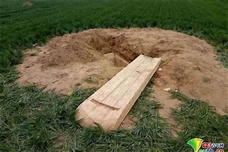梦周公解梦梦见坟墓被挖空还臭味代表什么？
