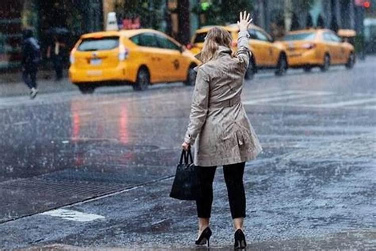 梦见回家的路上下大雨的预兆