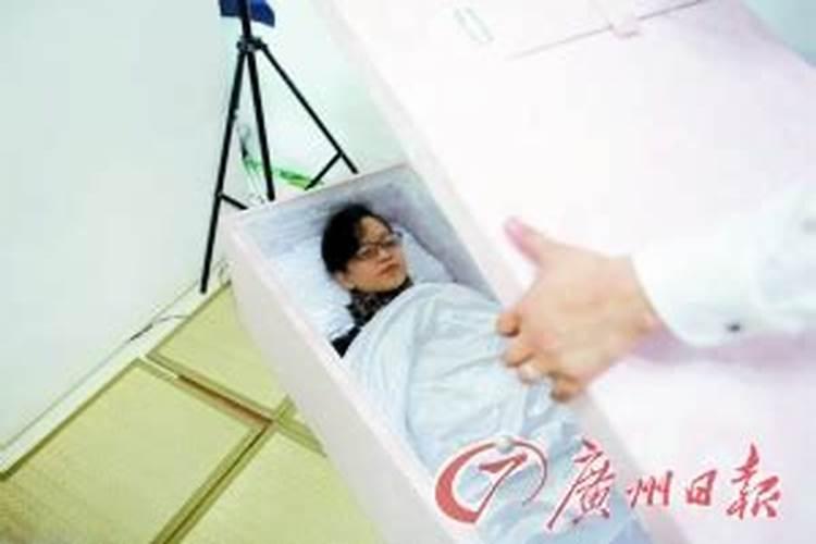 梦见棺材里躺着死去的外婆的预兆