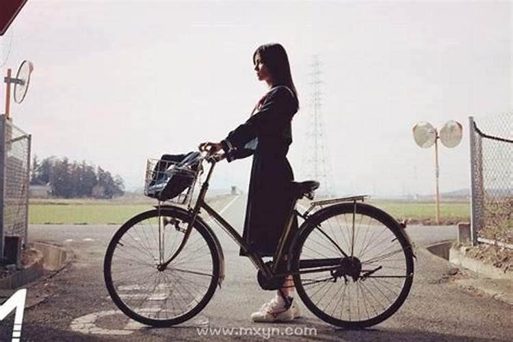 中年女人梦到自己骑车很费劲是什么意思？