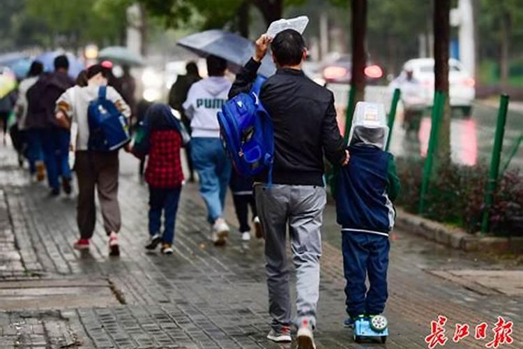 梦见下雨光脚走路
