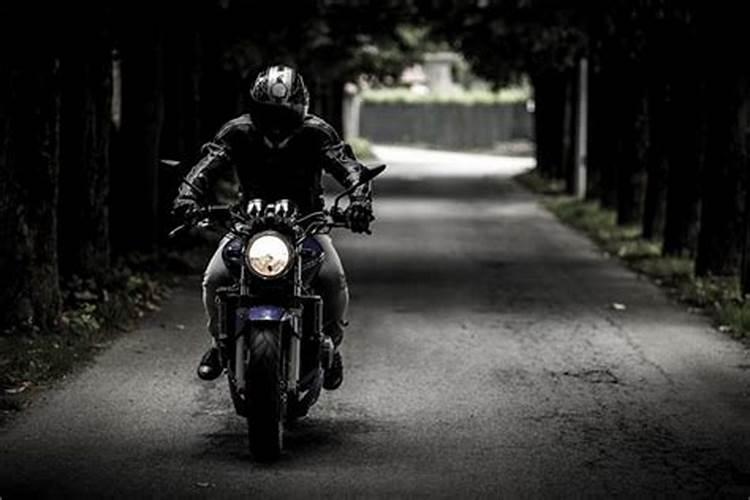 梦见骑摩托车