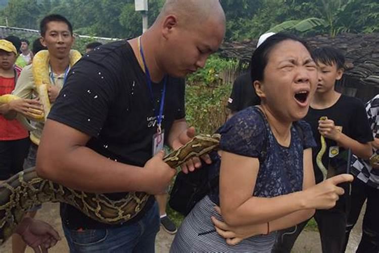 女人梦到蟒蛇咬本人是什么意思