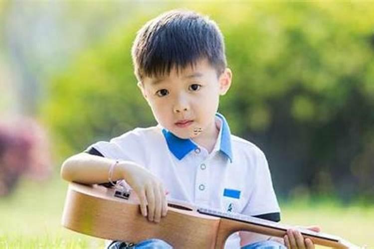 梦见学院操场全是学生是什么意思？