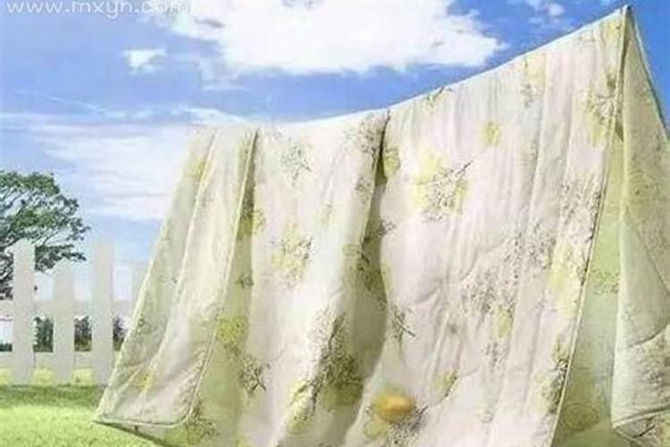 梦见披着被子在雨中奔跑