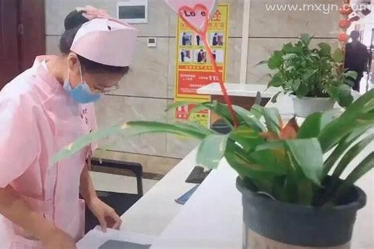 女儿梦见妈妈住院什么意思