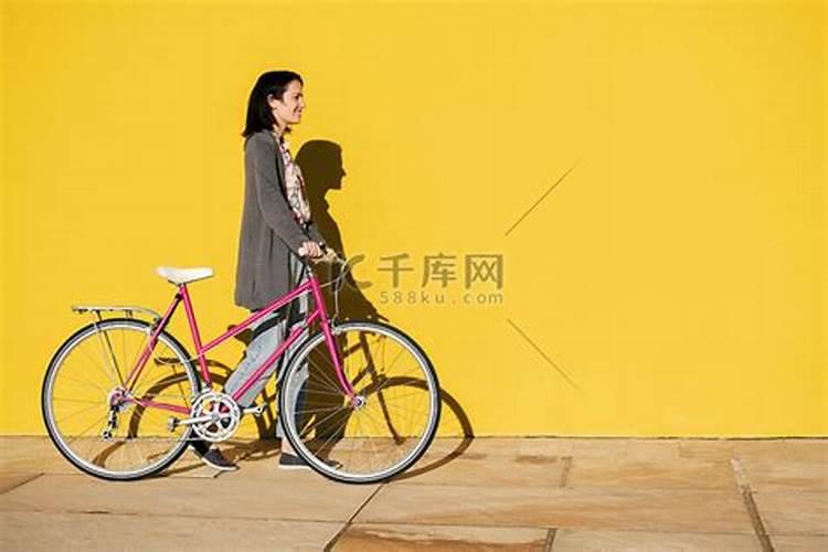梦见去世的人骑车带自己的预兆